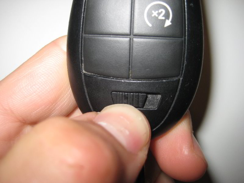 Jeep-Grand-Cherokee-Key-Fob-Battery-Replacement-Guide-003
