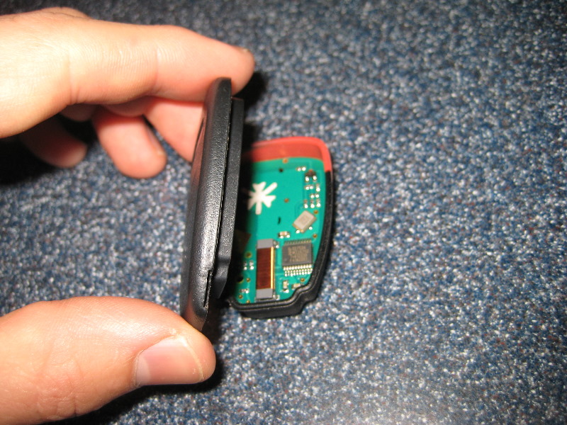 Jeep-Liberty-Key-Fob-Battery-Replacement-Guide-010