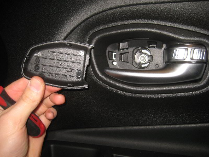 Jeep-Renegade-Interior-Door-Panel-Removal-Speaker-Replacement-Guide-004