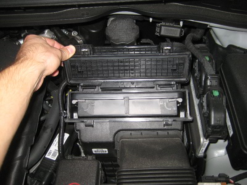 Kia-Sedona-Engine-Air-Filter-Replacement-Guide-003