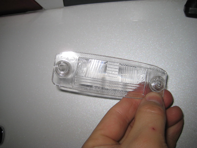 Kia-Sorento-License-Plate-Light-Bulbs-Replacement-Guide-008