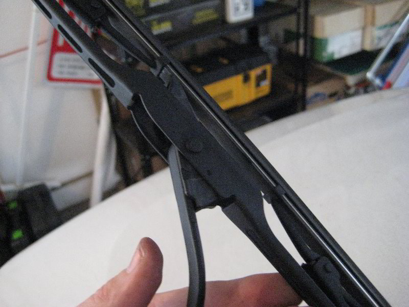 Kia-Soul-Windshield-Wiper-Blades-Replacement-Guide-003