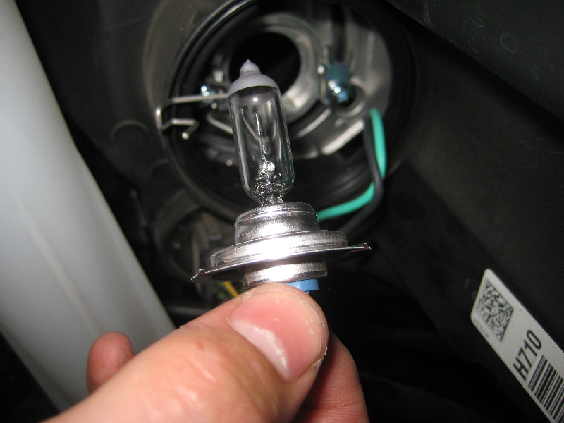 Kia-Sportage-Headlight-Bulbs-Replacement-Guide-019