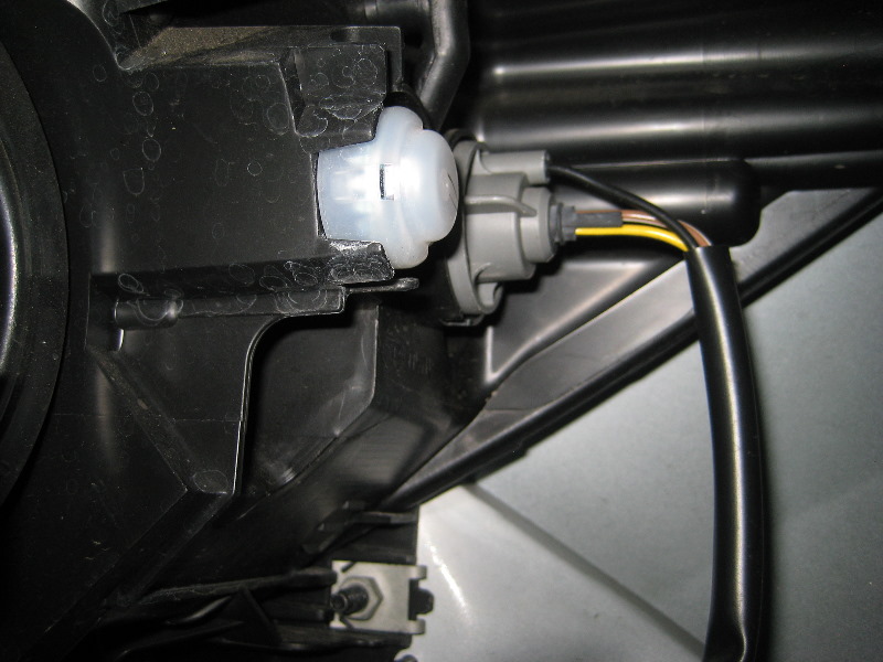Mazda-CX-5-Headlight-Bulbs-Replacement-Guide-023