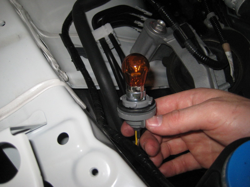 Mazda-CX-5-Headlight-Bulbs-Replacement-Guide-025
