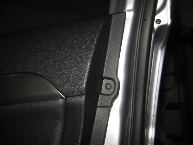 Mitsubishi-Lancer-Interior-Door-Panel-Removal-Guide-010