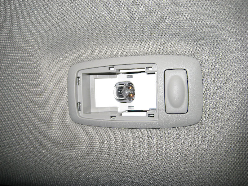 Nissan-Altima-Passenger-Reading-Light-Bulb-Replacement-Guide-004