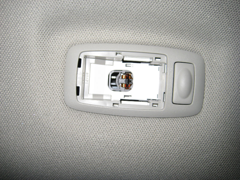 Nissan-Altima-Passenger-Reading-Light-Bulb-Replacement-Guide-006