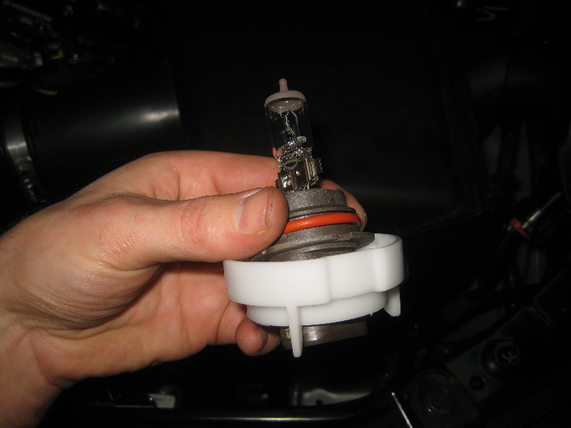 Nissan-Frontier-Headlight-Bulbs-Replacement-Guide-010