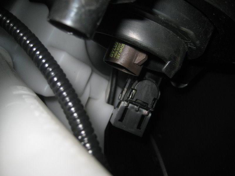 Nissan-Juke-Headlight-Bulbs-Replacement-Guide-015