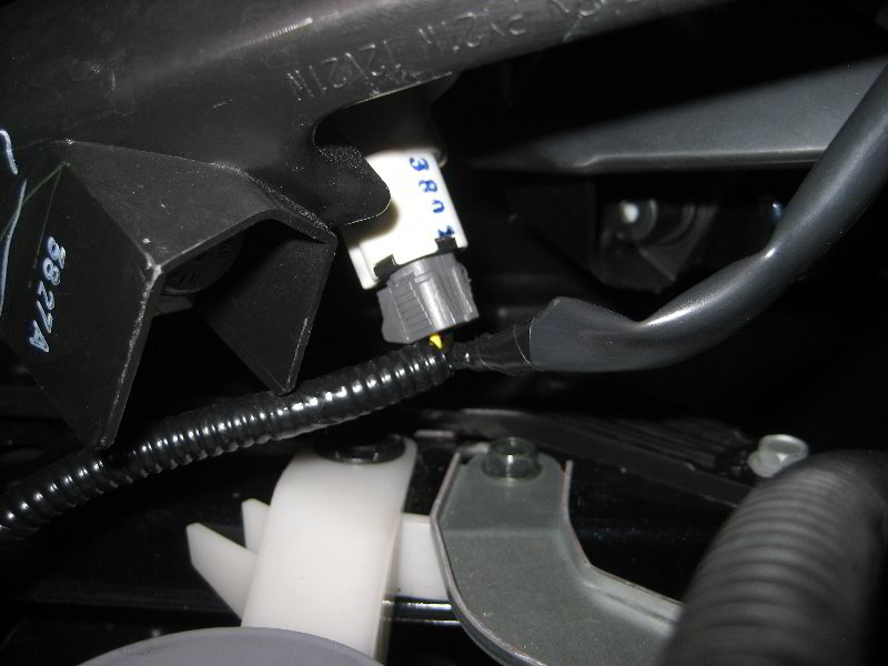 Nissan-Juke-Headlight-Bulbs-Replacement-Guide-021