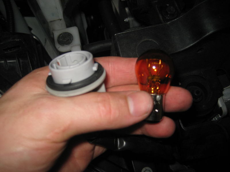 Nissan-Murano-Headlight-Bulbs-Replacement-Guide-061
