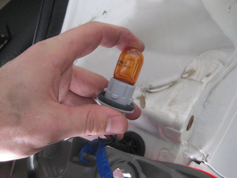 Nissan-Murano-Tail-Light-Bulbs-Replacement-Guide-017
