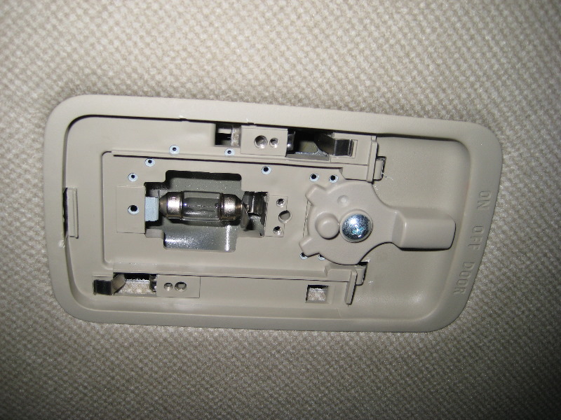 Nissan-Versa-Dome-Light-Bulb-Replacement-Guide-005