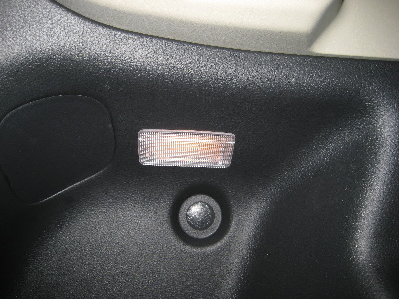 Nissan-Versa-Hatchback-Cargo-Area-Light-Bulb-Replacement-Guide-001