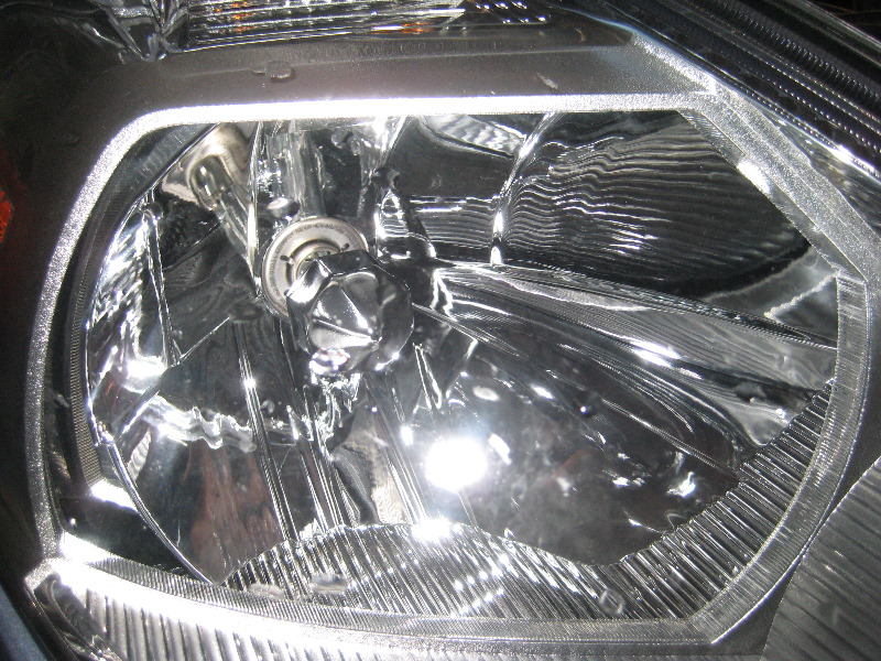 Nissan-Versa-Headlight-Bulbs-Replacement-Guide-002