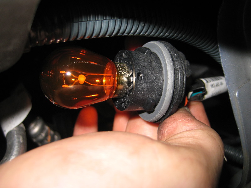 Nissan-Versa-Headlight-Bulbs-Replacement-Guide-019