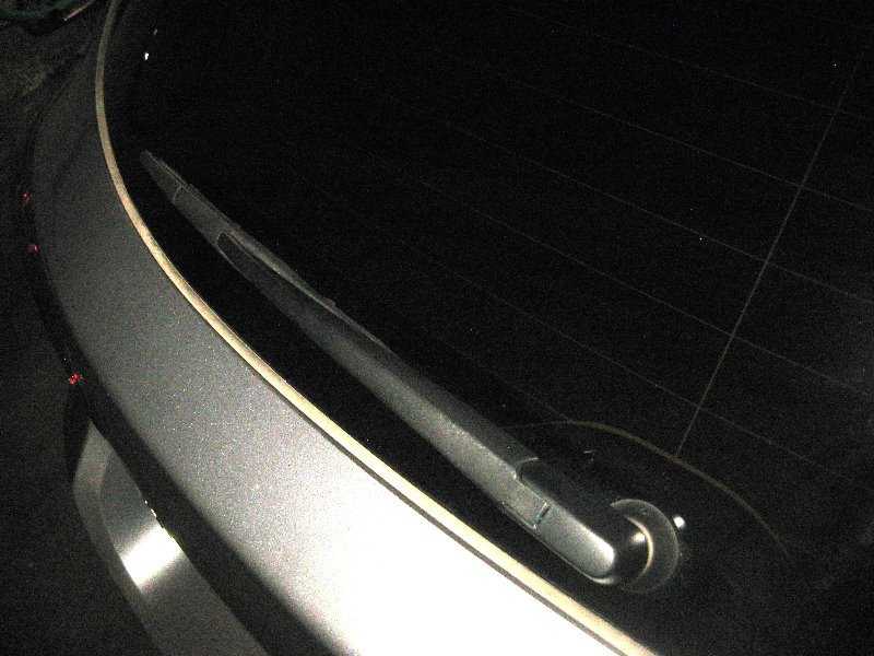 Subaru-Outback-Rear-Window-Wiper-Blade-Replacement-Guide-011