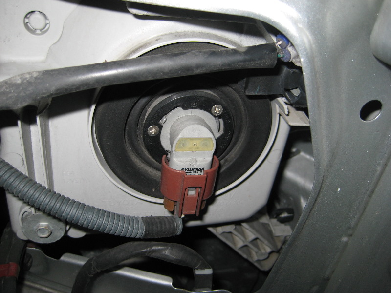 Toyota-4Runner-Headlight-Bulbs-Replacement-Guide-003