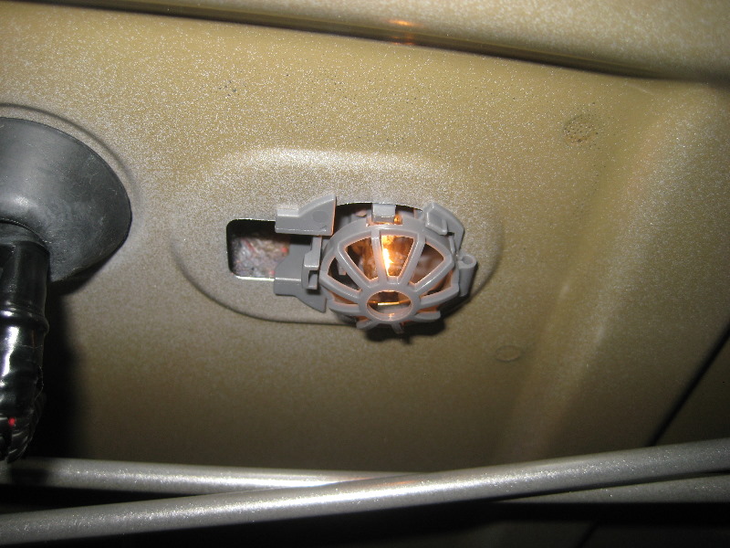 Toyota-Avalon-Trunk-Light-Bulb-Replacement-Guide-010