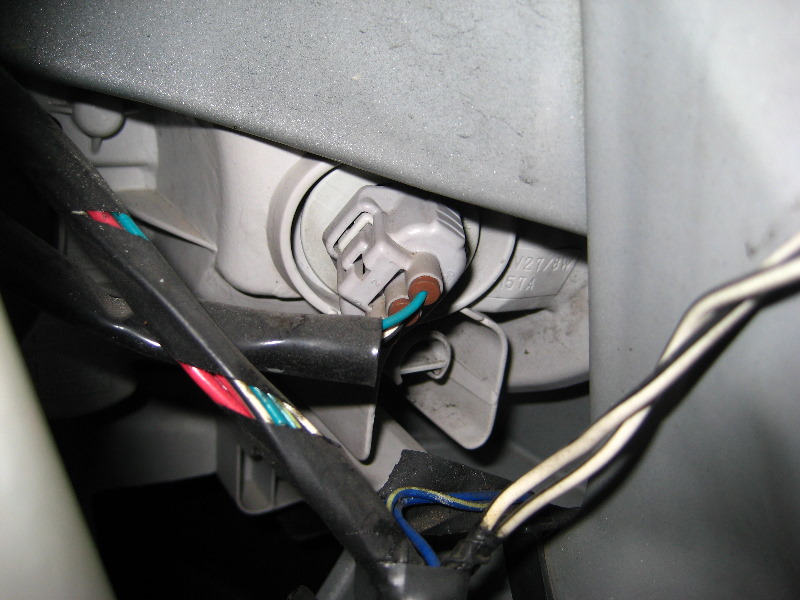 Toyota-Corolla-Headlight-Bulb-Replacement-Guide-019