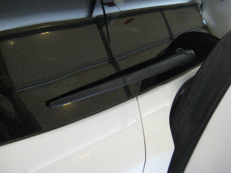 Toyota-RAV4-Rear-Window-Wiper-Blade-Replacement-Guide-001