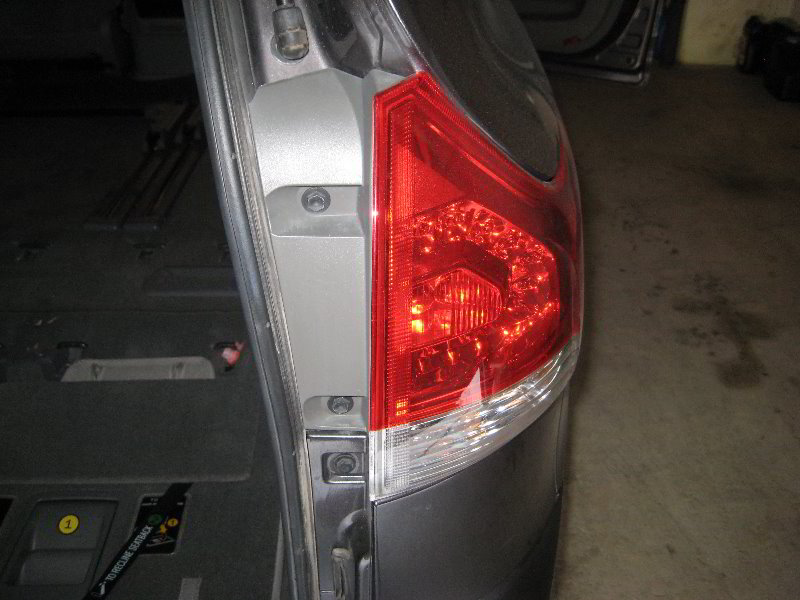 Toyota-Sienna-Tail-Light-Bulbs-Replacement-Guide-002