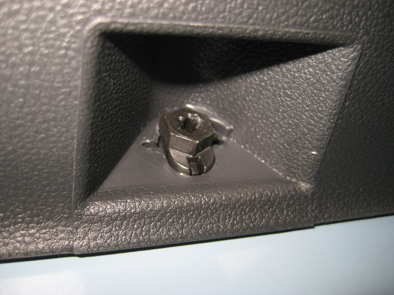 VW-Beetle-Interior-Door-Panel-Removal-Guide-010