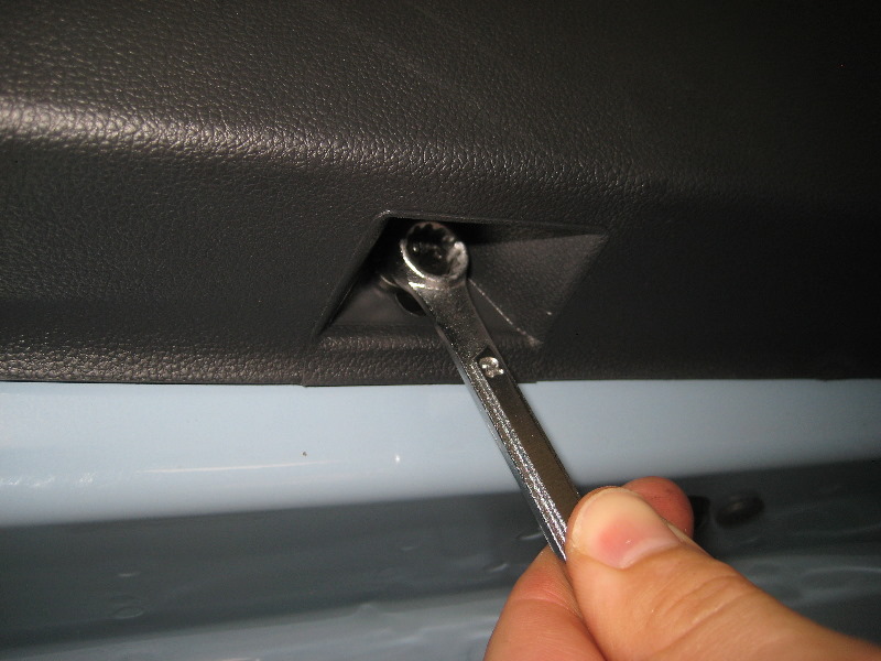 VW-Beetle-Interior-Door-Panel-Removal-Guide-038