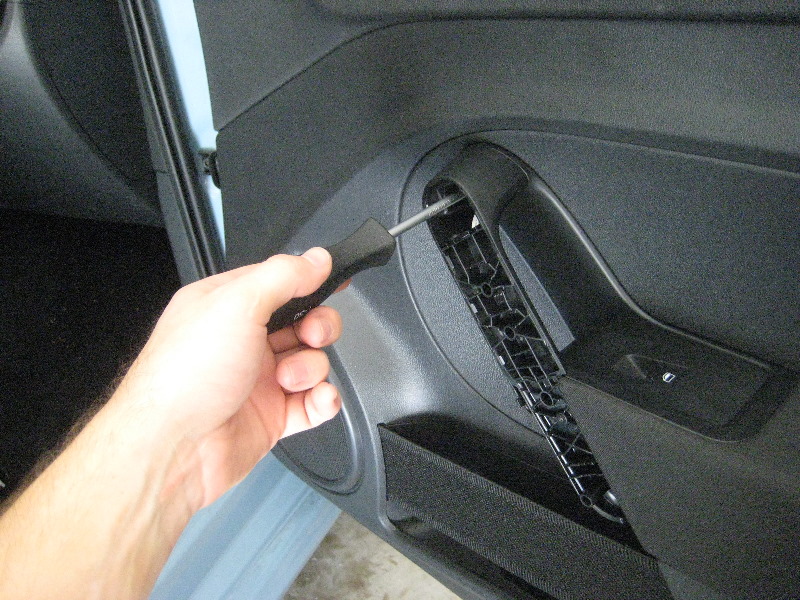VW-Beetle-Interior-Door-Panel-Removal-Guide-040