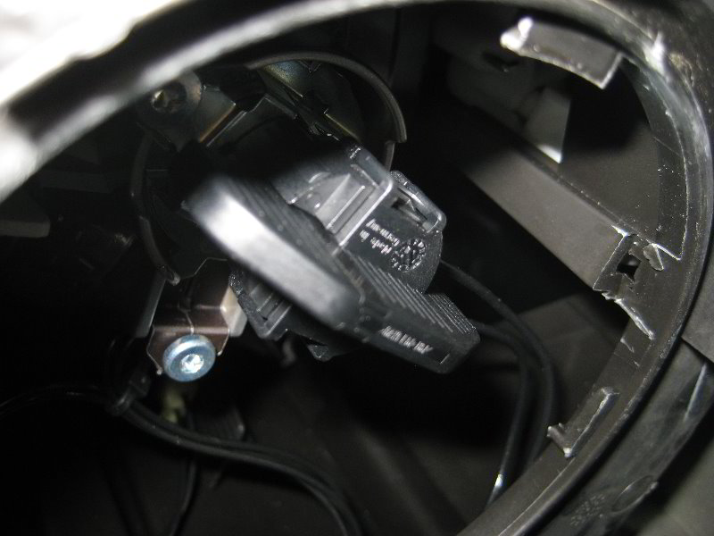 VW-Jetta-Headlight-Bulbs-Replacement-Guide-006