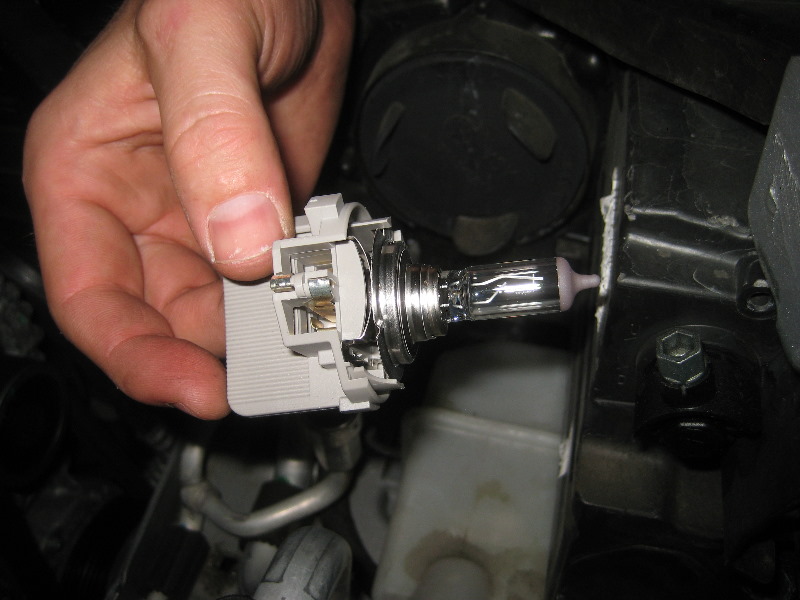 2012-2015-VW-Passat-Headlight-Bulbs-Replacement-Guide-006