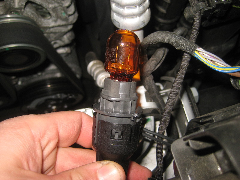 2012-2015-VW-Passat-Headlight-Bulbs-Replacement-Guide-030