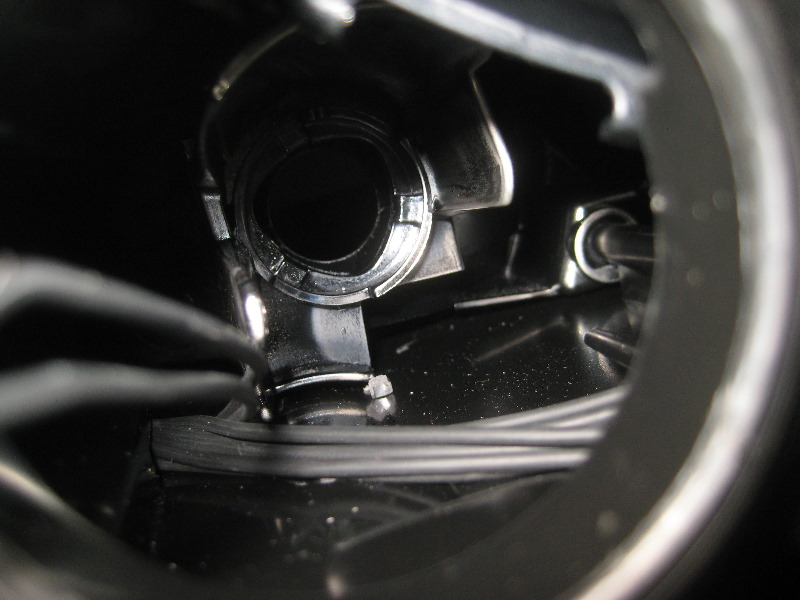 2012-2015-VW-Passat-Headlight-Bulbs-Replacement-Guide-033