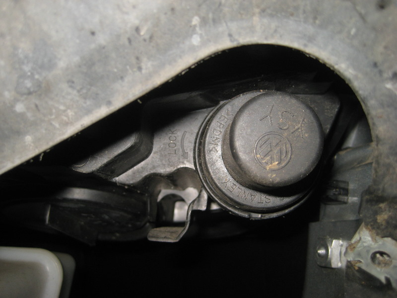 2012-2015-VW-Passat-Headlight-Bulbs-Replacement-Guide-041