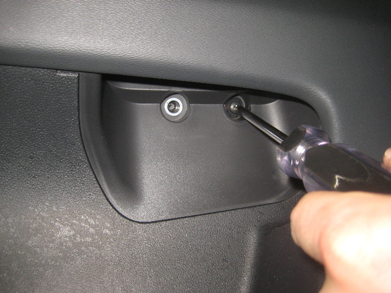 Volvo-XC60-Interior-Door-Panel-Removal-Guide-004